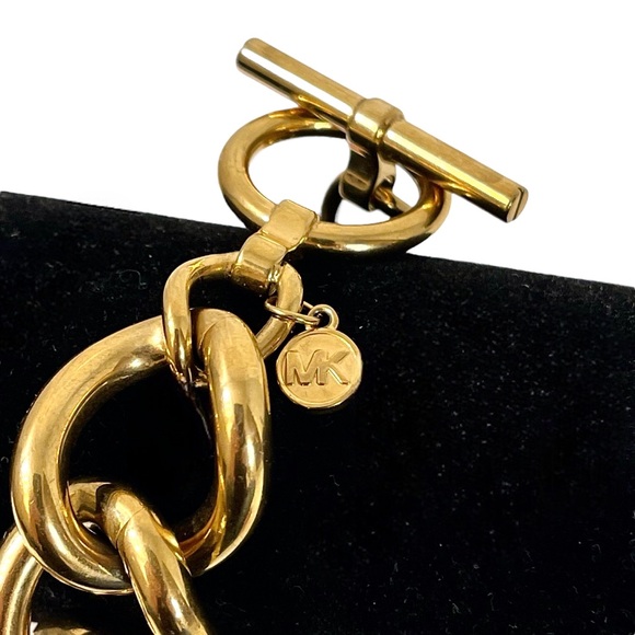 🎉HP! ❤️ Michael Kors Gold Logo Plaque Link Toggle Bracelet - Picture 3 of 4